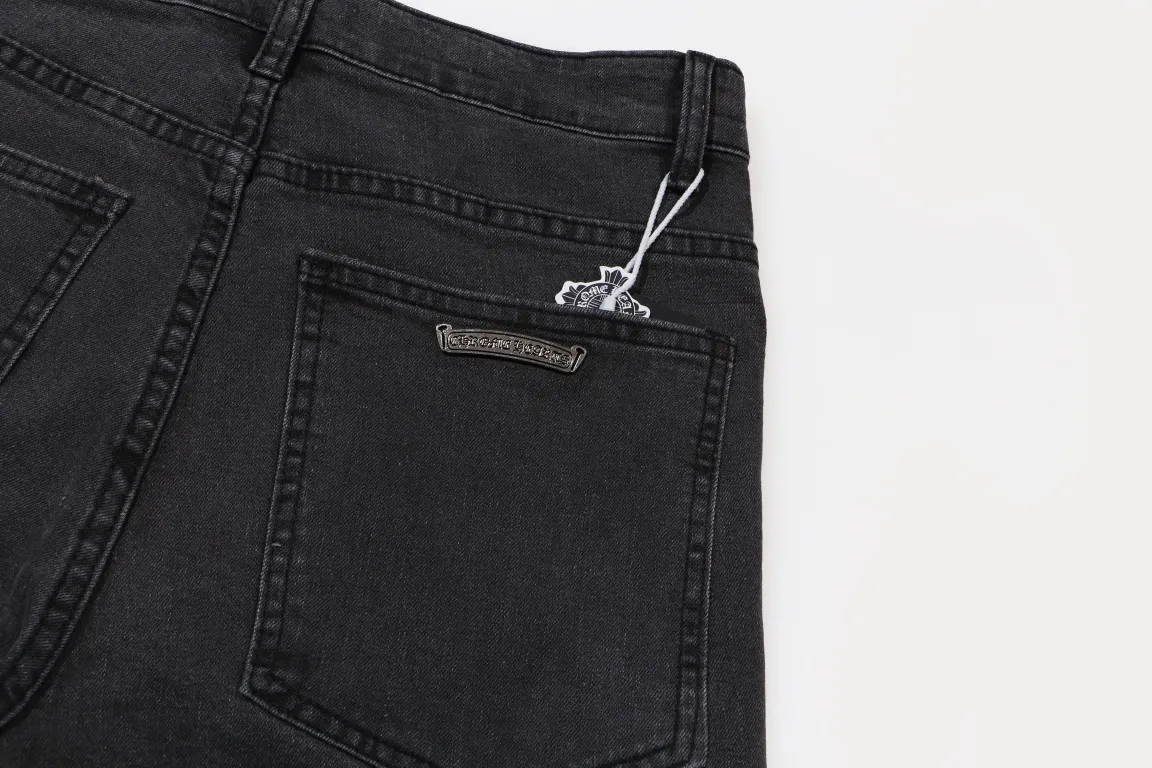 P260 Style number: H499 Chrome Hearts Ma Siwei's same CH Chrome Hearts heavy-duty splicing high street jeans exudes uninhibited personality and unique charm. Every wear and tear is carefully designed to present a unique artistic feel. Made of imported denim fabric, which has undergone heavy industrial washing and destruction treatment, the trousers show a super cool effect on the upper body, allowing you to dominate the fashion stage.  This is more than just a pair of jeans, it is an expression of attitude. With its unique design concept and ultimate pursuit of details, Croxin breaks traditional boundaries and defines the jeans trend in the new era. The trousers are made of double-layer woven fabric and matched with customized hardware, showing an incomparably beautiful and unique style, making every wearer the focus of fashion. Imported denim fabric, super heavy-duty washed and damaged, the upper body is super cool! Customized hardware. Unbeatable and beautiful style. The production process is difficult. Full of high street feel. Color: Gray Size: S M L XL XXL
